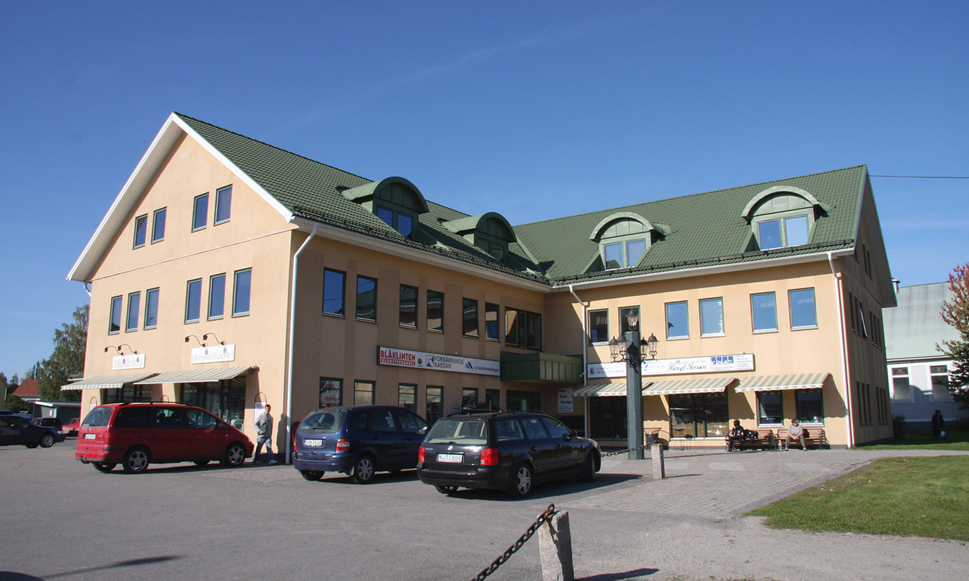 Uppdrag som snickare - Kvarteret Arken, Edsbyn. Kontorshus och butik. Cirka 1400 kvm. Byggår 1997-1998.