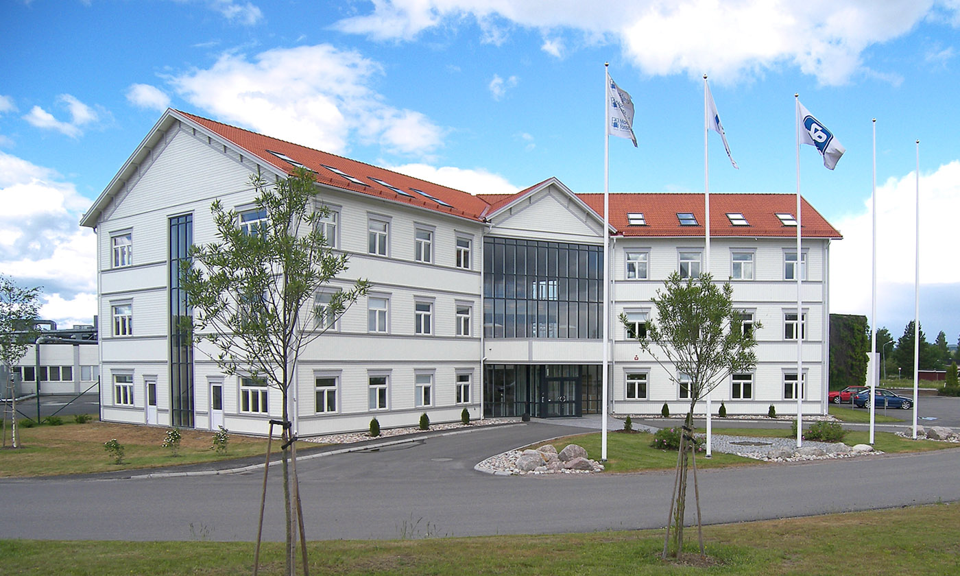 Byggprojekt - Huvudkontor till Svenska Fönster i 3 plan, 2500 kvm. Vit byggnad med stora glaspartier. Nybyggnationen som utfördes 2005. Vi utför liknande uppdrag inom fastighet & industri